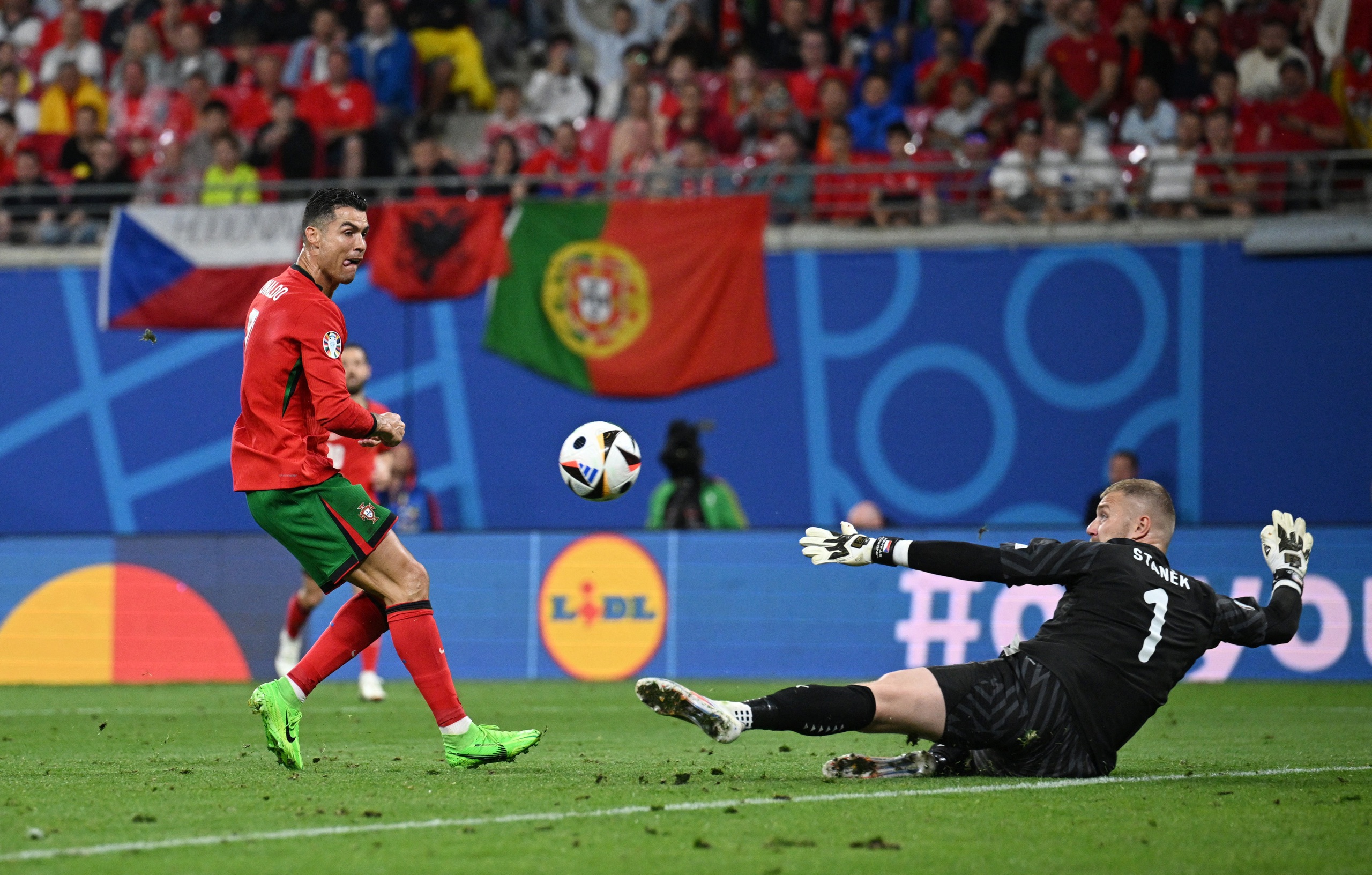 Ronaldo phung phí cơ hội, đội tuyển Bồ Đào Nha 'toát mồ hôi' mới thắng nổi CH Czech- Ảnh 4.